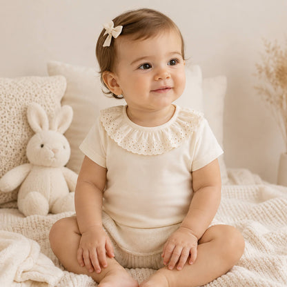 bebé menina com camisola com golinha em bordado inglês tudo em algodão, super confortável para bebés dos 12 aos 48 meses