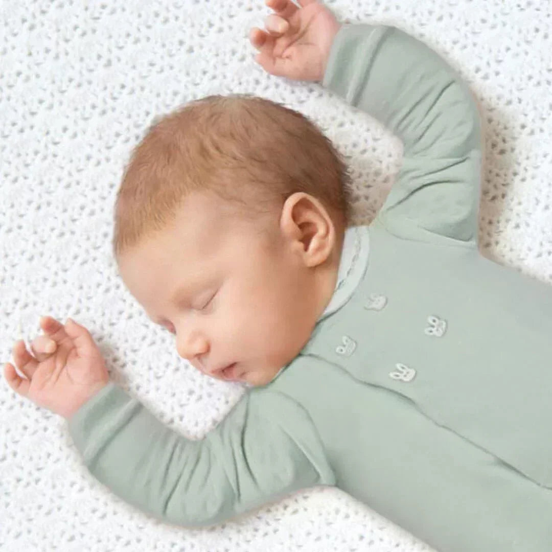 Bebé a dormir com roupa de dormir suave em verde, ideal para pele delicada