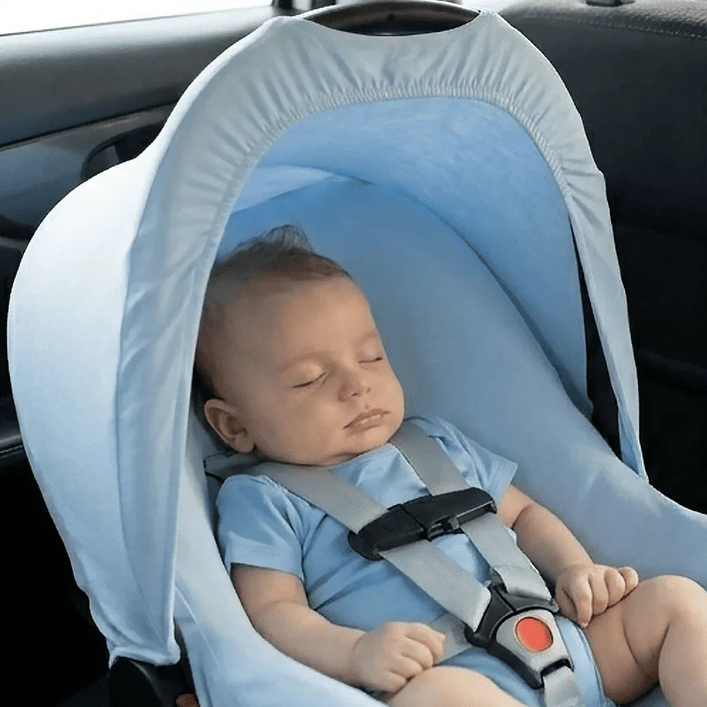 bebê dormindo em cadeira auto grupo 0 com cinto de segurança, roupa azul, conforto e segurança