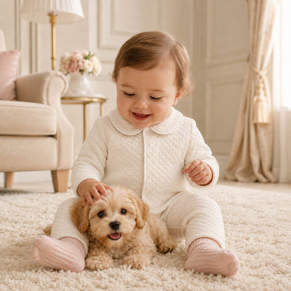 Bebé a brincar com cãozinho, vestido com Babygrow sem Pés super confortável 