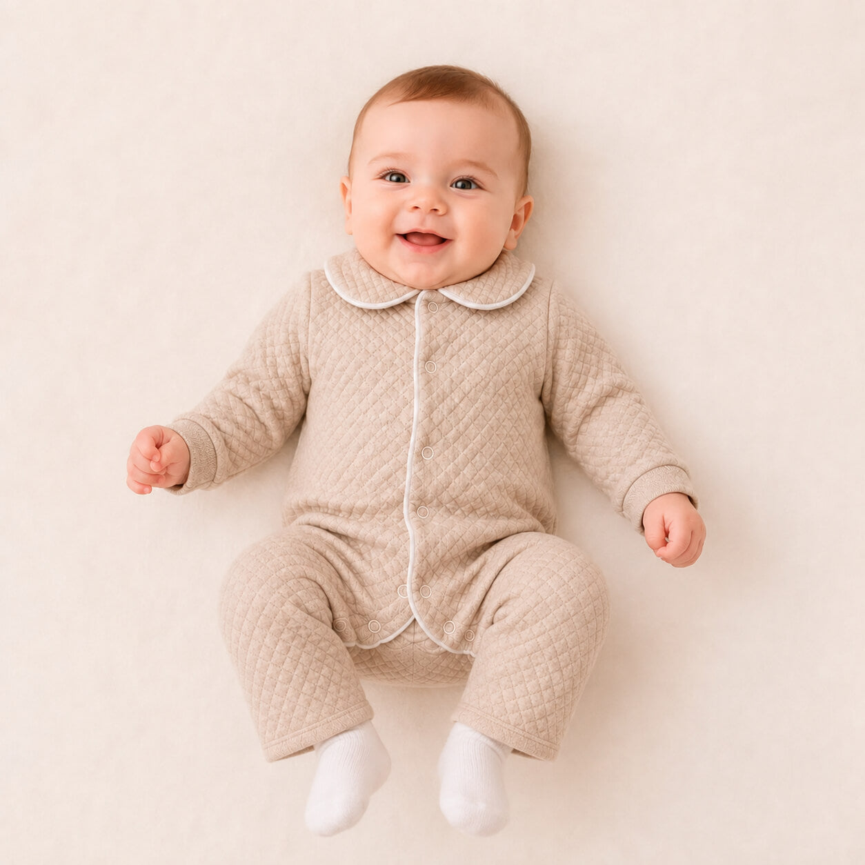 Bebé vestido com Babygrow sem Pés,  super prático e confortável para bebé 