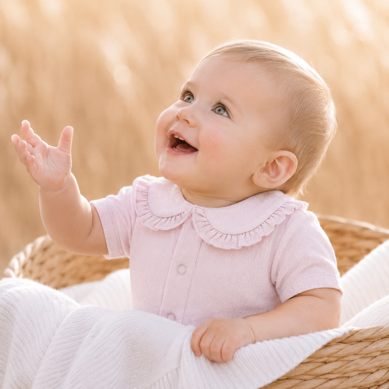 bebé sorridente vestido com body de gola em folho em malha algodão macio e fresco rosa, manga curta, ideal para os dias mais quentes