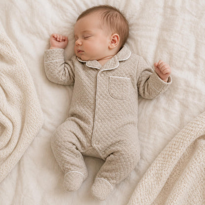 bebé a dormir vestido com babygrow restige em malha camel