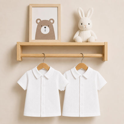 2 camisolas algodão, uma de manga curta e outro de comprida, em cabides, com gola de camisa branco, para bebés depois do desfralde