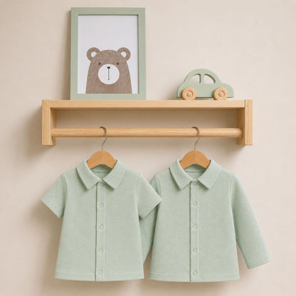 2 camisolas algodão, uma de manga curta e outro de comprida, em cabides, com gola de camisa verde, para bebés depois do desfralde