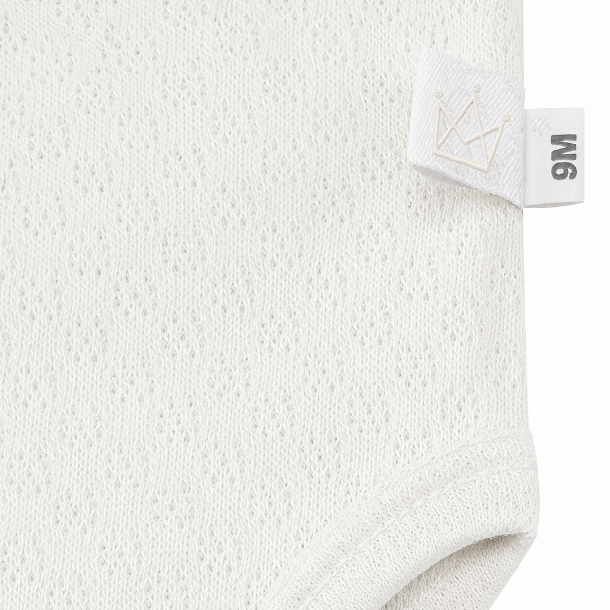 Roupa de bebé em tecido leve com etiqueta 9M e coroa bordada, ideal para recém-nascidos
