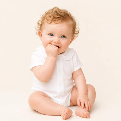 Bebé de gatas, vestido com body de gola folho, malha algodão branco, super macia e com tratamento Anti-Pilling e anti-encolhimento
