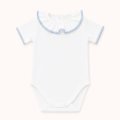 Body branco para bebê com detalhes em azul claro, ideal para recém-nascidos