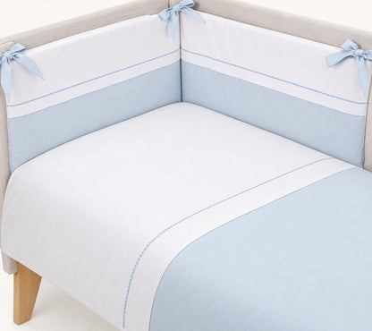 Cama de grades para bebé composto por um edredão e resguardo em tecido piquet algodão branco e azul