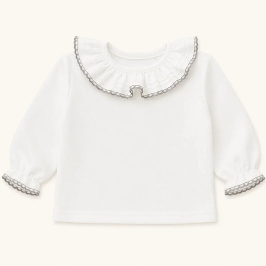 Camisola branca para bebé com gola folho e detalhes em renda cinza, ideal para enxoval de recém-nascido
