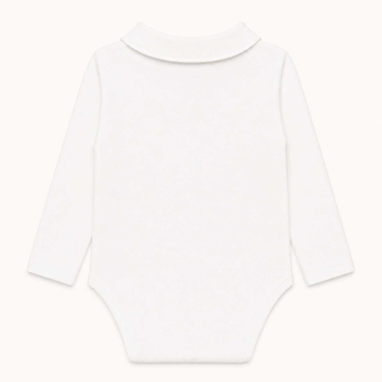 camisola com gola redonda em malha algodão branco, ideal para bebés de 12 meses aos 48 meses. Sem etiquetas irritantes no decote e abrir de cima a baixo para facilitar a muda da roupa