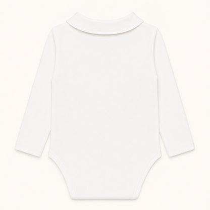 camisola com gola redonda em malha algodão branco, ideal para bebés de 12 meses aos 48 meses. Sem etiquetas irritantes no decote e abrir de cima a baixo para facilitar a muda da roupa