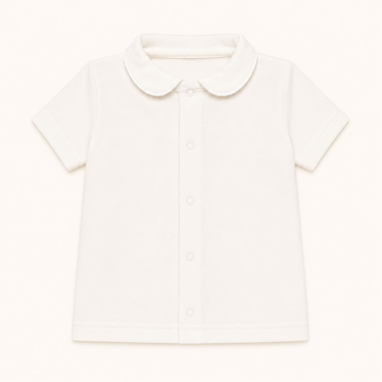 camisola com gola redonda em malha algodão bege, ideal para bebés de 12 meses aos 48 meses, no verão. Sem etiquetas irritantes no decote e abrir de cima a baixo para facilitar a muda da roupa.