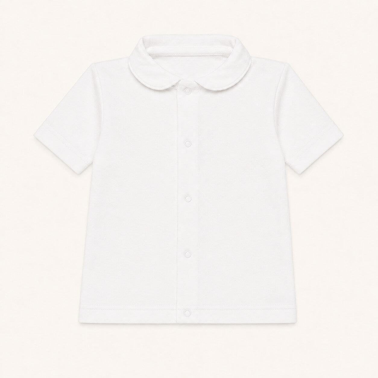 camisola com gola redonda em malha algodão branco, ideal para bebés de 12 meses aos 48 meses, no verão. Sem etiquetas irritantes no decote e abrir de cima a baixo para facilitar a muda da roupa.