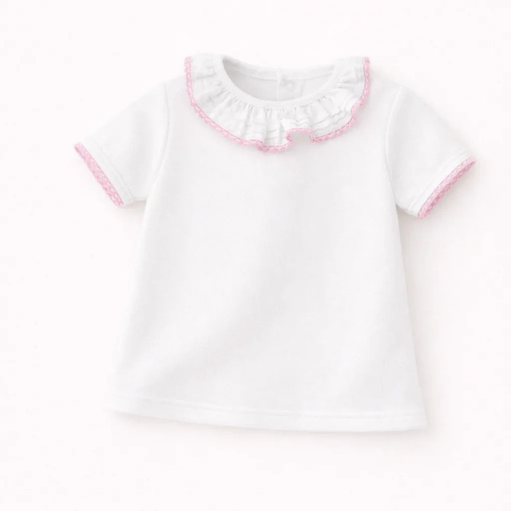 Camiseta de bebê branca com gola babado e detalhes rosa, roupa confortável para recém-nascidos.