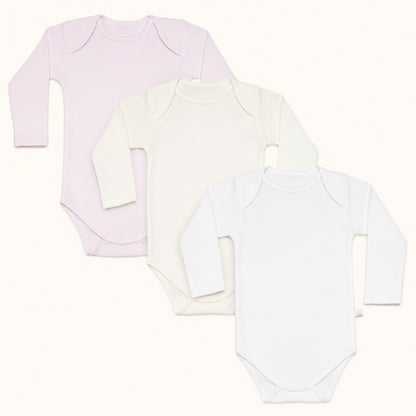 Conjunto de 3 bodies cava americana em algodão fantasia, super suaves e fáceisde vestir, pensados para as meninas.
