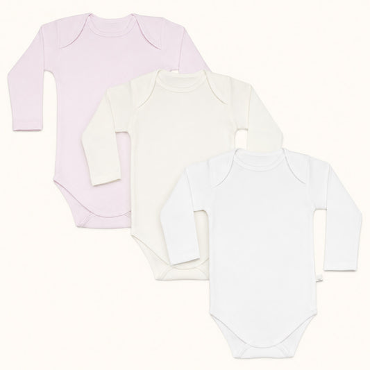 Conjunto de 3 bodies cava americana em algodão fantasia, super suaves e fáceisde vestir, pensados para as meninas.