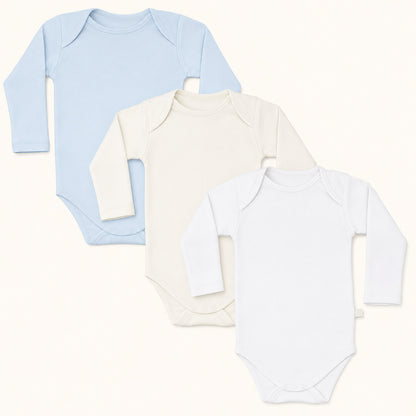 Conjunto de 3 bodies cava americana em algodão fantasia, super suaves e fáceisde vestir, pensados para os meninos: 1 azul, 1 bege e 1 branco
