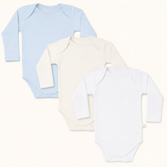 Conjunto de 3 bodies cava americana em algodão fantasia, super suaves e fáceisde vestir, pensados para os meninos: 1 azul, 1 bege e 1 branco