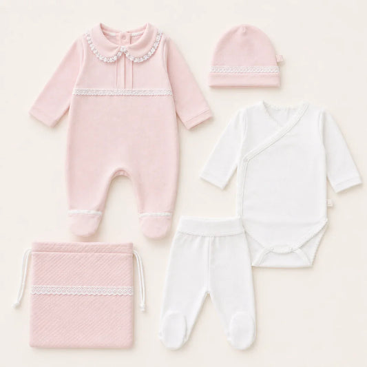 Conjunto de primeira roupa para bebé em algodão, rosa e branco, inclui babygrow, gorro, body, calças e saco.