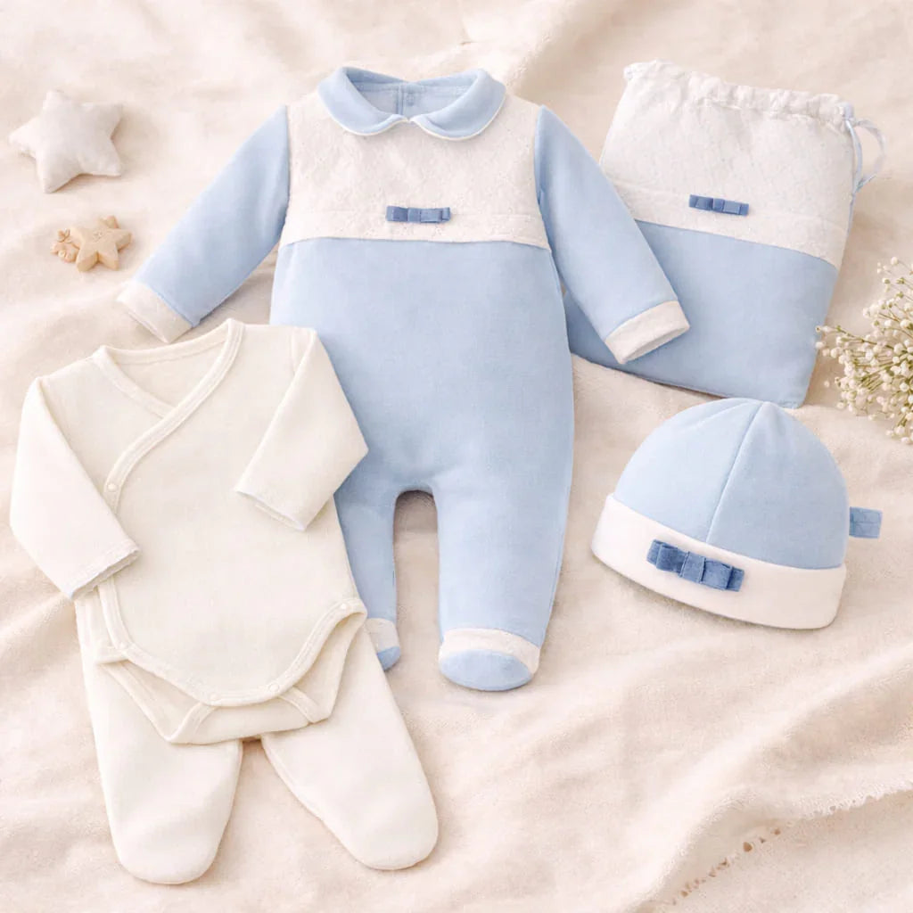 Conjunto primeira roupa de bebé azul e branco com macacão, body, gorro e saco