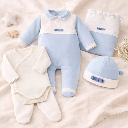 Conjunto primeira roupa de bebé azul e branco com macacão, body, gorro e saco