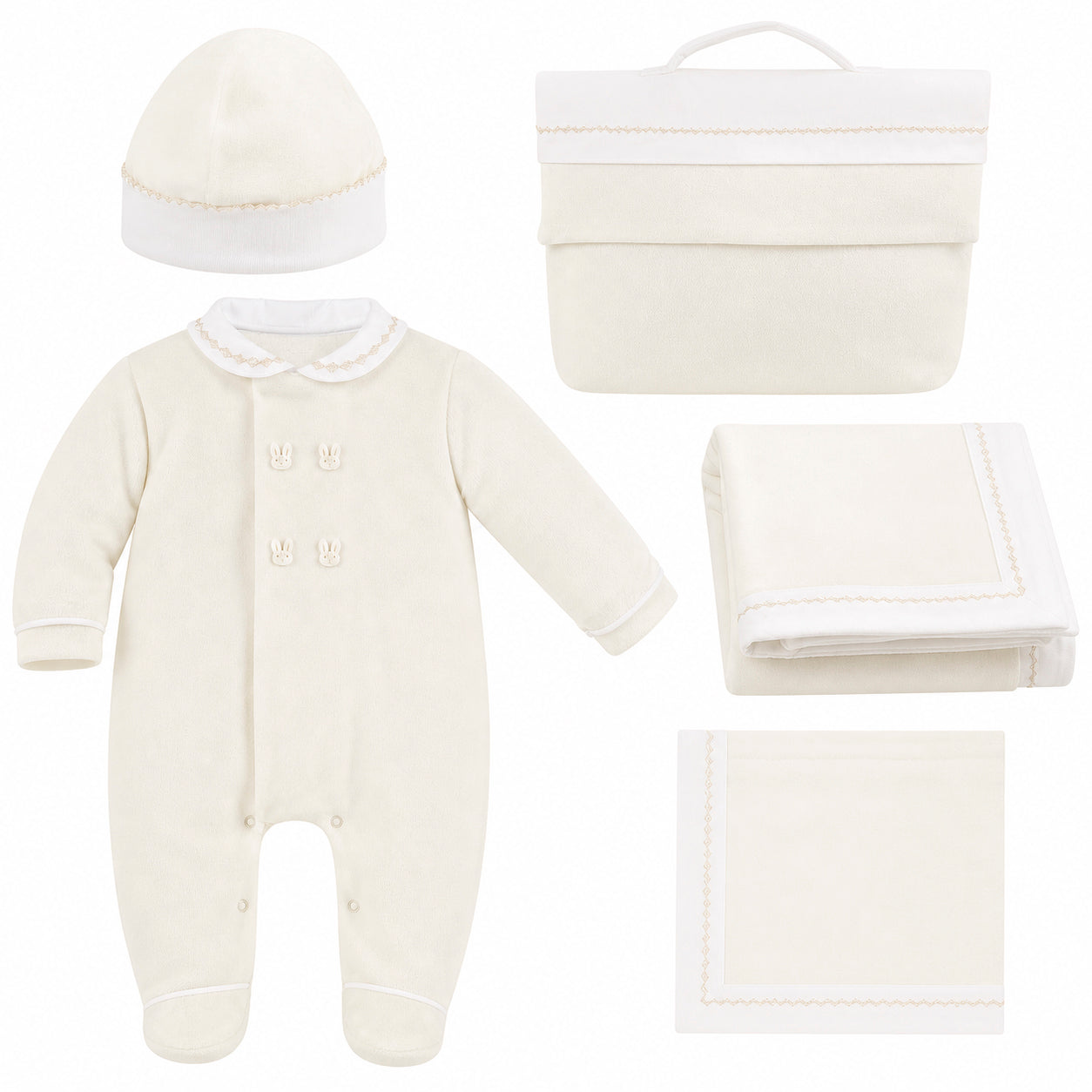 Conjunto primeira roupa de bebê bege, inclui macacão, touca, manta, fralda e bolsa.