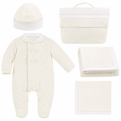 Conjunto primeira roupa de bebê bege, inclui macacão, touca, manta, fralda e bolsa.