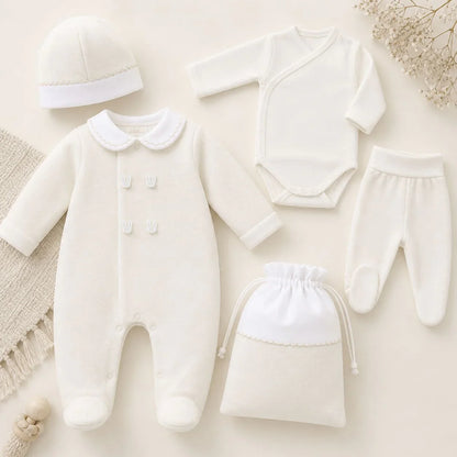 Conjunto de primeira roupa de bebé bege, inclui gorro, body, calças, babygrow e saco.