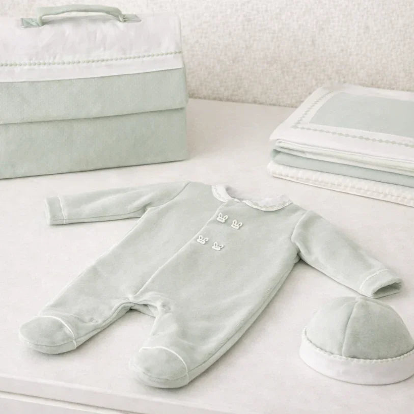 Conjunto de primeira roupa para bebé verde claro, com body, touca e detalhes delicados, em algodão macio.