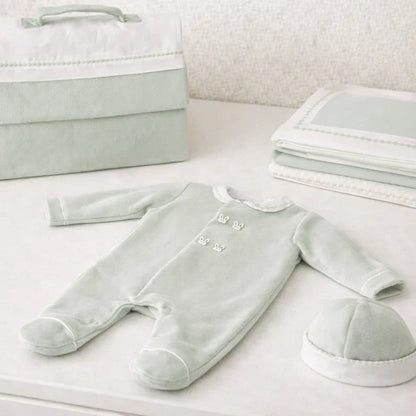 Conjunto de primeira roupa para bebé verde claro, com body, touca e detalhes delicados, em algodão macio.