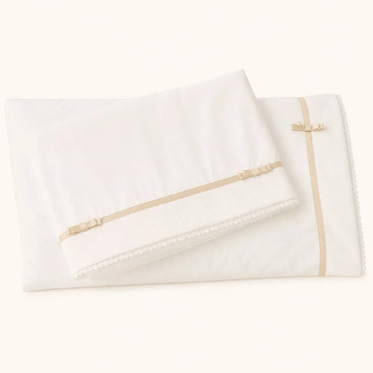 Conjunto de Lençóis, Lençol de cima, capa para colchão e fronha em algodão bege com detalhes em renda e laço dourado para berço e cama de grades