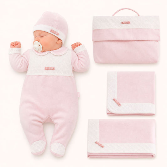 Conjunto de primeira roupa de bebé rosa claro com detalhes em branco e laços, enxoval para recém-nascido.
