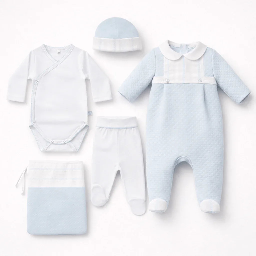 Conjunto de roupa para bebé recém-nascido azul e branco com body, calça, gorro, saco e macacão.