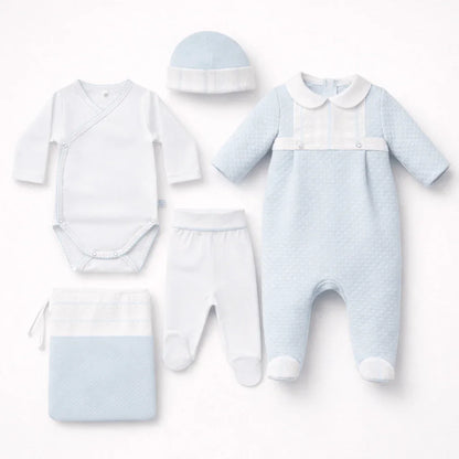 Conjunto de roupa para bebé recém-nascido azul e branco com body, calça, gorro, saco e macacão.