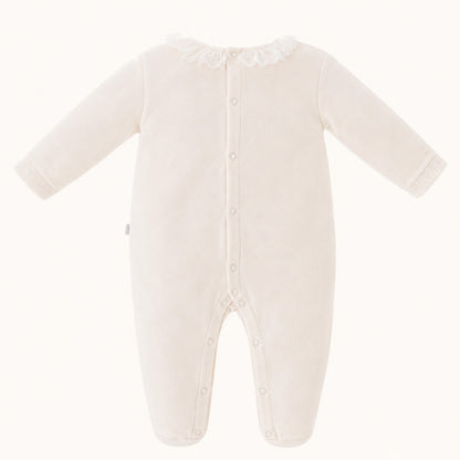 Macacão bebê branco com babado de renda, botões frontais e mangas compridas, ideal para recém-nascidos