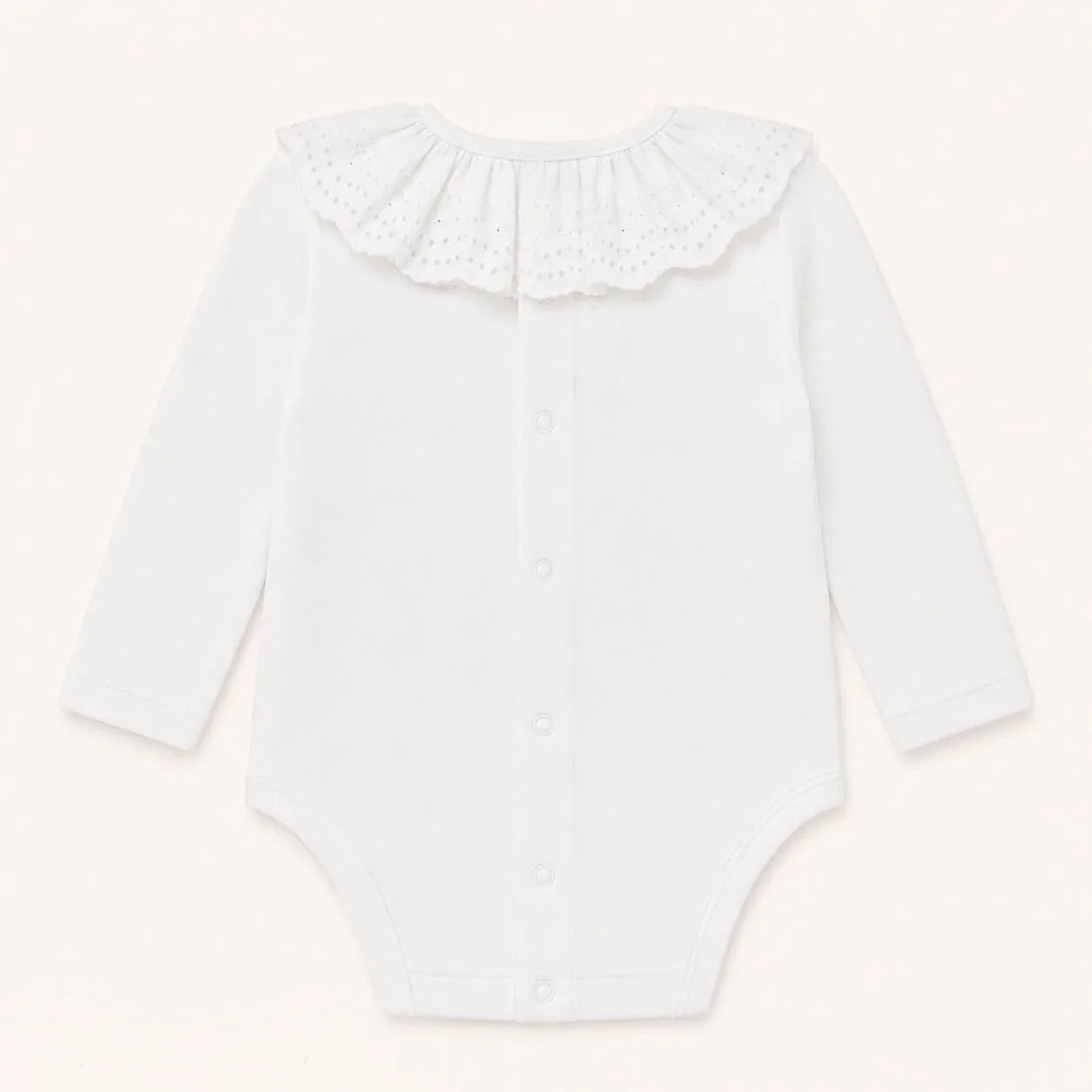 Costas de  Body branco para bebé com gola rendada e a apertar de cima a baixo com molas para facilitar a muda de roupa