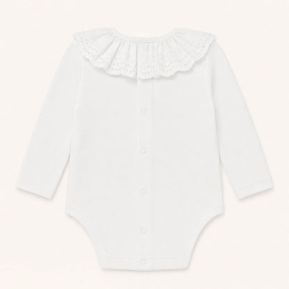 Costas de  Body branco para bebé com gola rendada e a apertar de cima a baixo com molas para facilitar a muda de roupa