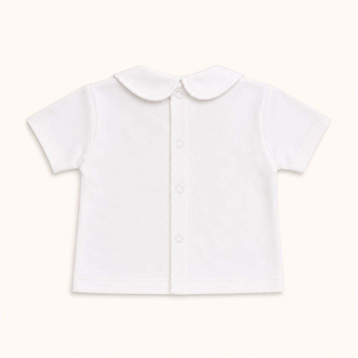 Costas de camisola para bebé com gola Peter Pan branco com abertura até abaixo para facilitar a troca de roupa