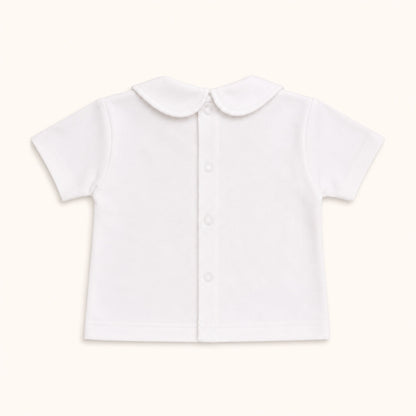 Costas de camisola para bebé com gola Peter Pan branco com abertura até abaixo para facilitar a troca de roupa