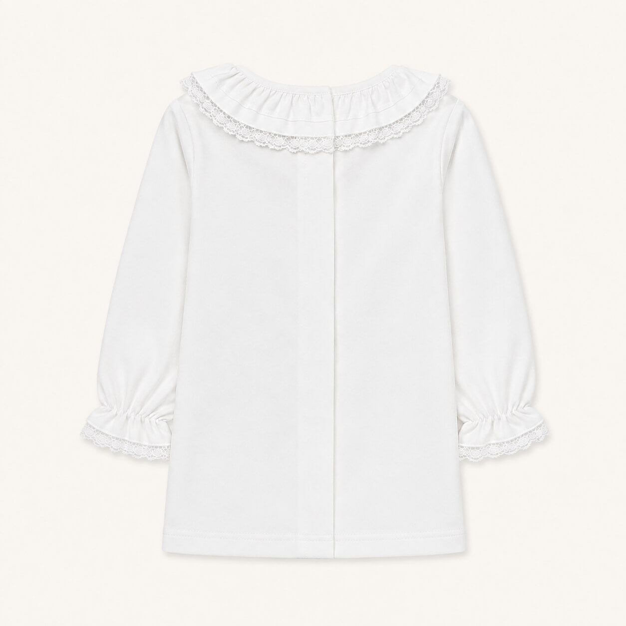 Costas de camisola com gola folho branco com renda candy branca, abrir de cima a baixo para facilitar a muda da roupa.