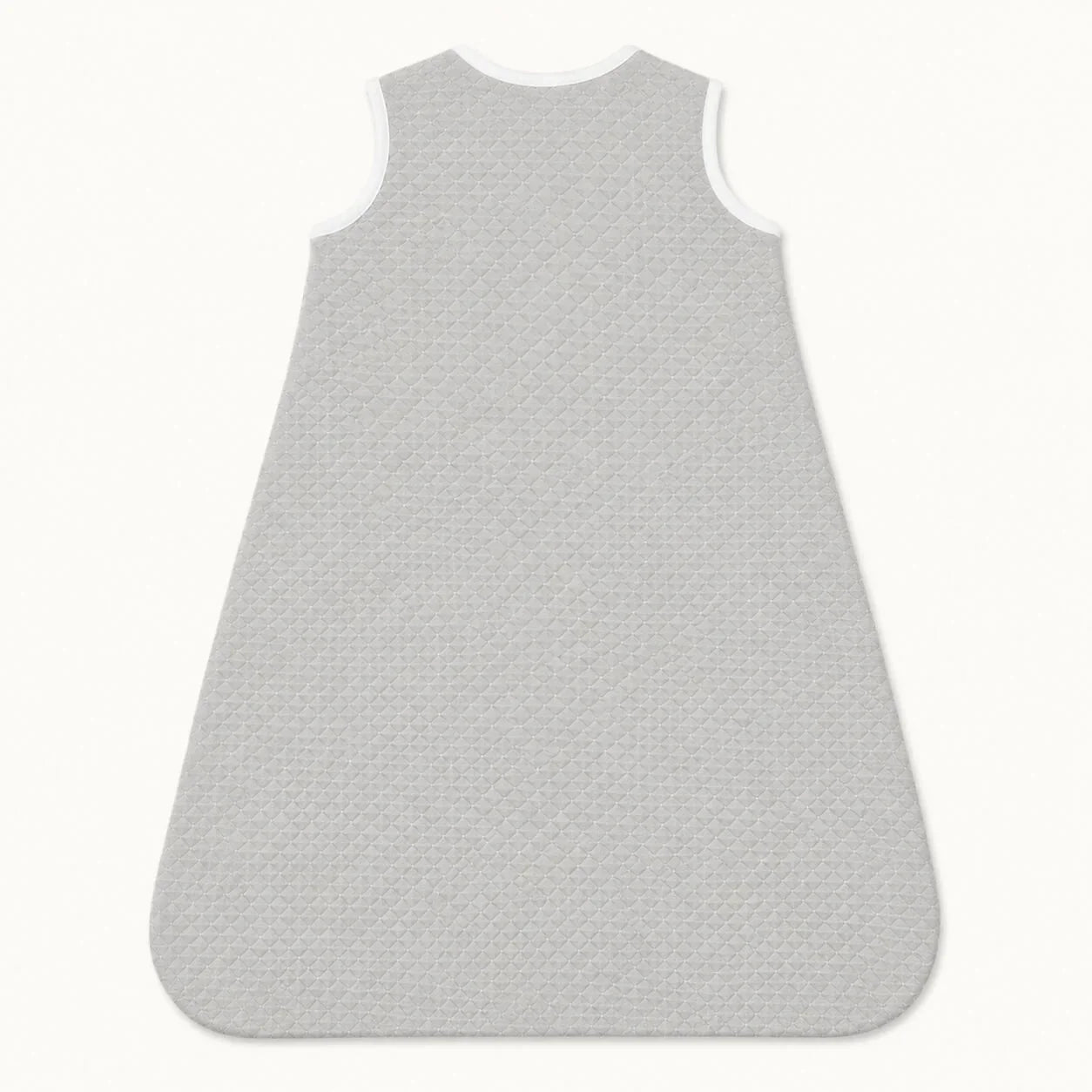 Costas de Saco de dormir para bebé em cinza com textura acolchoada e bordas brancas, ideal para recém-nascidos