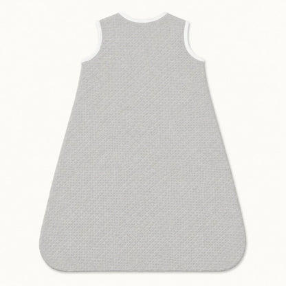 Costas de Saco de dormir para bebé em cinza com textura acolchoada e bordas brancas, ideal para recém-nascidos