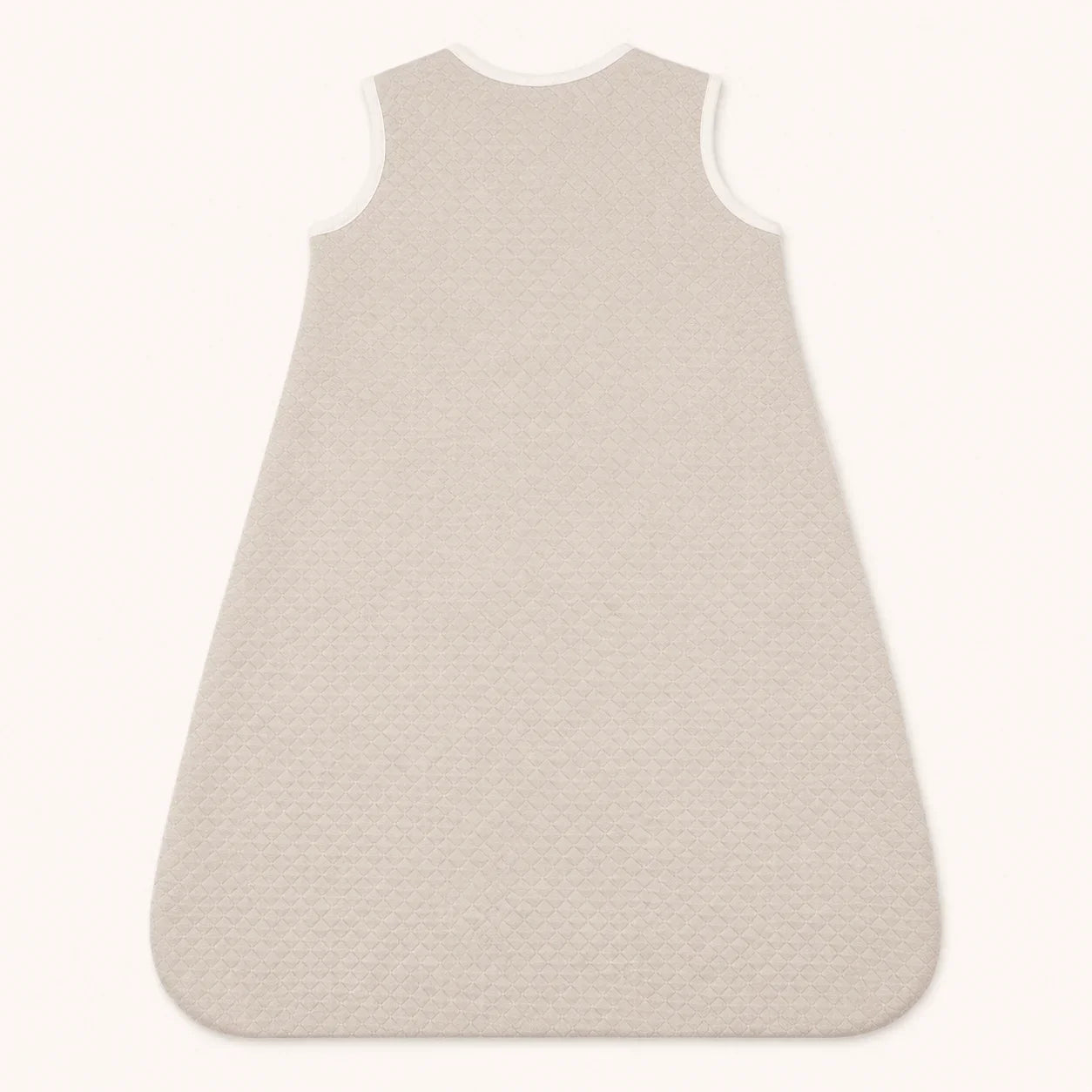 Saco de dormir para bebé com textura em losangos e bordas brancas, ideal para conforto e suavidade.