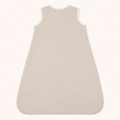 Saco de dormir para bebé com textura em losangos e bordas brancas, ideal para conforto e suavidade.