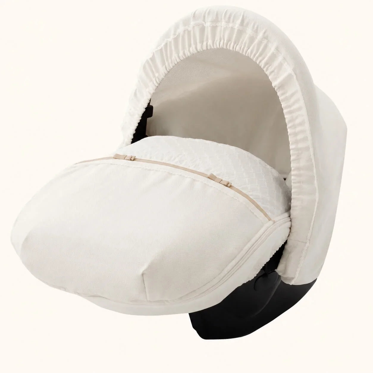 Capa protetora branca para bebê em carrinho, com capuz e detalhes em bege, ideal para recém-nascidos