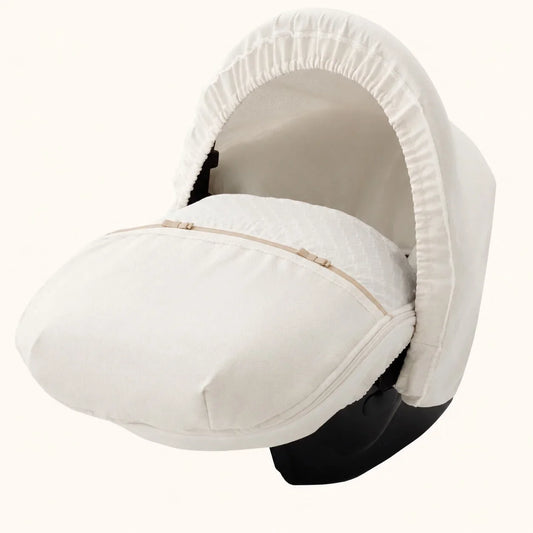 Capa protetora branca para bebê em carrinho, com capuz e detalhes em bege, ideal para recém-nascidos