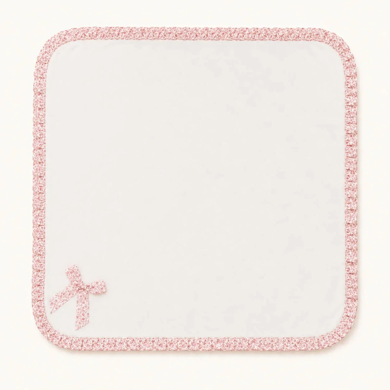 Fralda de bebê branca com borda rosa floral e laço delicado, ideal para recém-nascidos