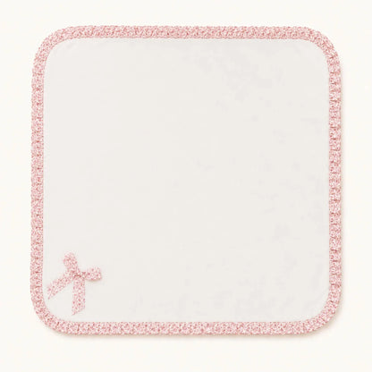 Fralda de bebê branca com borda rosa floral e laço delicado, ideal para recém-nascidos