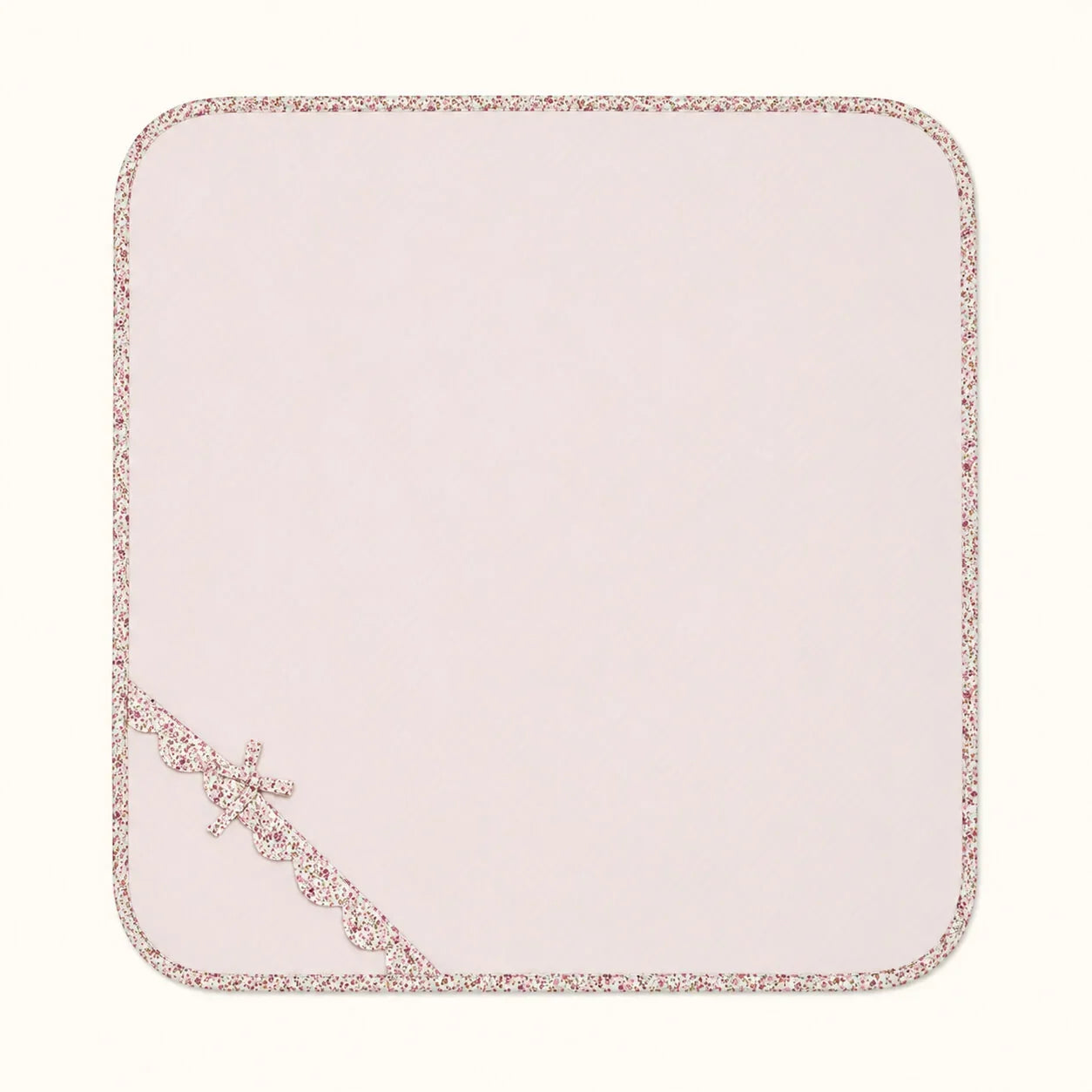 Fralda em malha algodão para bebé rosa com Fitado floral e detalhe em laço, ideal para recém-nascidos